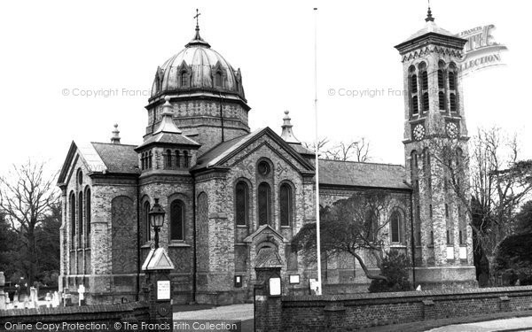 Photo of Gerrards Cross, St James' Parish Church c1965
