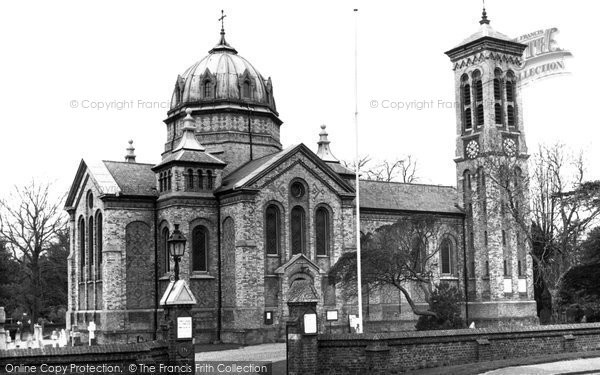 Photo of Gerrards Cross, St James' Parish Church c1965