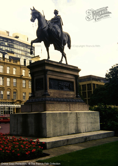 Photo of Glasgow, Queen Victoria Statue, George Square 1988