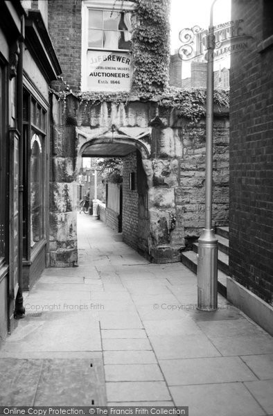 Photo of Gloucester, Pilgrims Gate 1950
