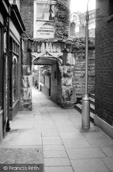 Pilgrims Gate 1950, Gloucester