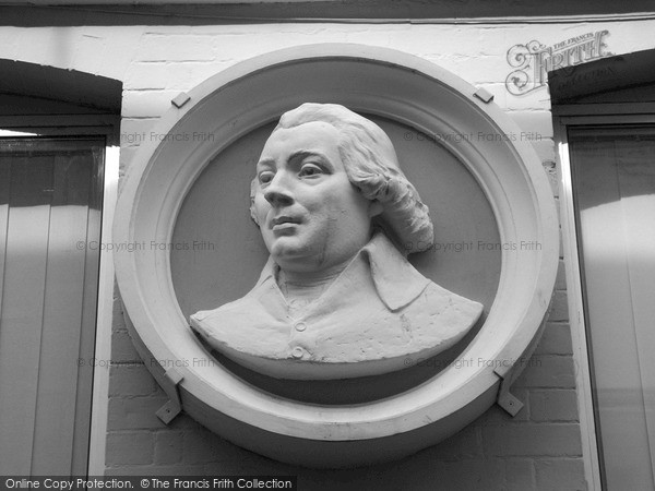 Photo of Gloucester, Robert Raikes Bust 2004