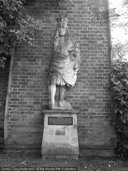 Photo of Gloucester, Statue Of King Charles 2004