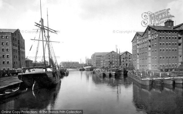 Photo of Gloucester, The Docks 1923