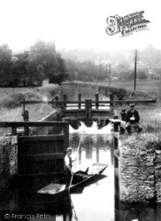 Entering Catteshall Lock 1908, Godalming