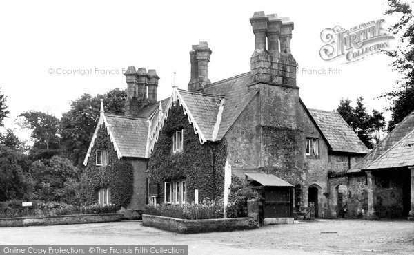 Photo of Godshill, the Griffin Hotel c1955