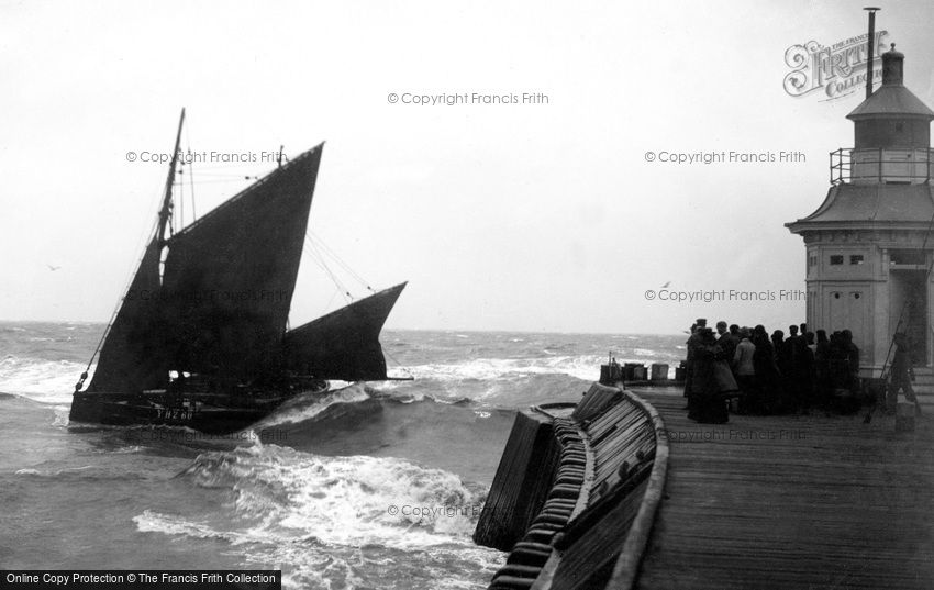 Gorleston, Boat coming in from Sea c1900