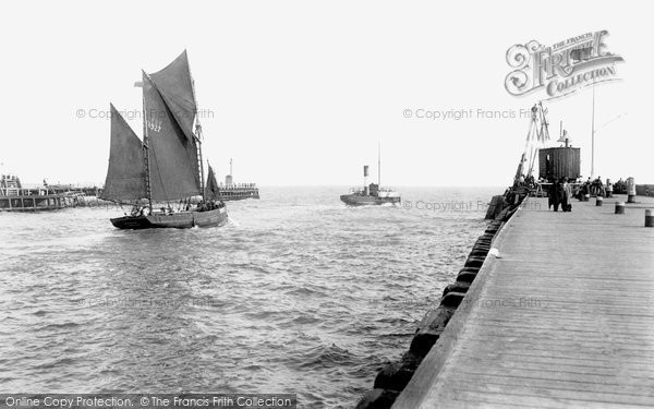 Photo of Gorleston, Harbour 1903