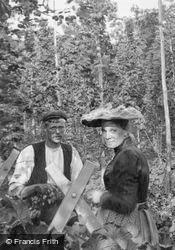 A Couple Hop Picking 1904, Goudhurst