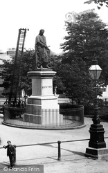 Newton Statue 1893, Grantham