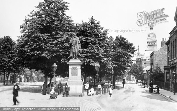 Photo of Grantham, St Peter's Hill And The Tollemache Statue 1904