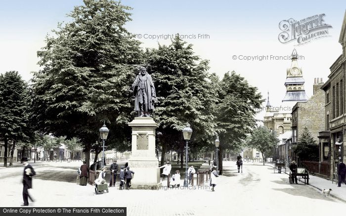 Photo of Grantham, St Peter's Hill And The Tollemache Statue 1904