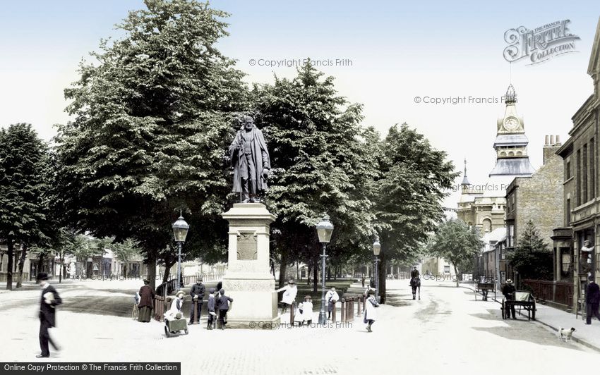 Grantham, St Peter's Hill and the Tollemache Statue 1904