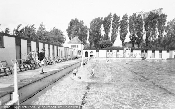 Photo of Grantham, Swimming Pool c.1960
