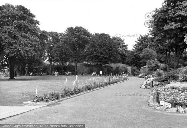 Photo of Gravesend, Fort Gardens c.1955