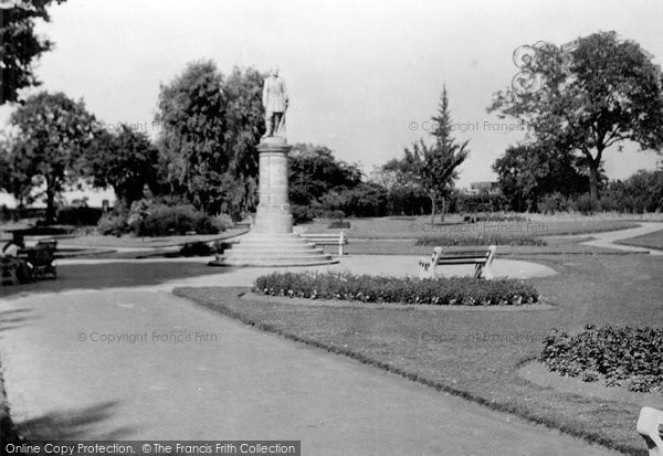 Photo of Gravesend, Gordon Statue c.1955