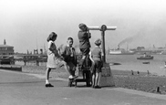 The Public Telescope c.1950, Gravesend