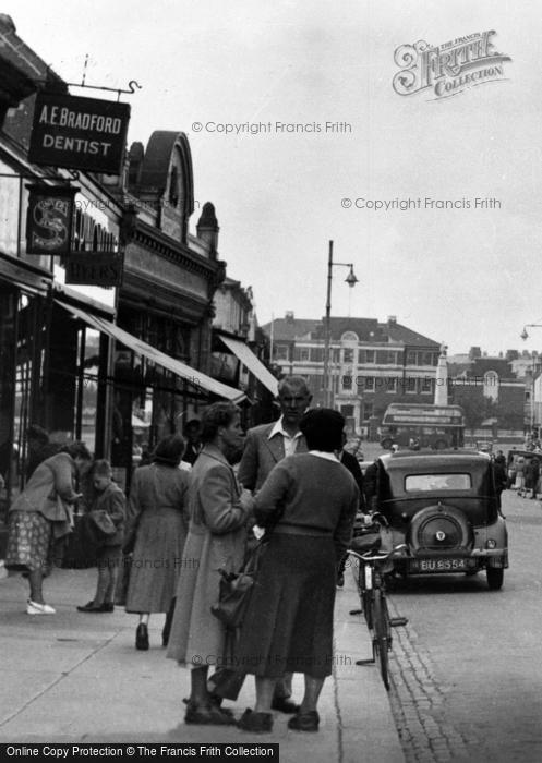 Photo of Grays, Conversation In The High Street c.1955