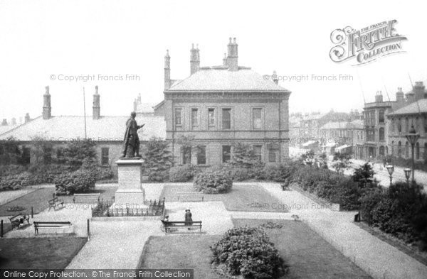 Photo of Grimsby, Albert Statue 1890