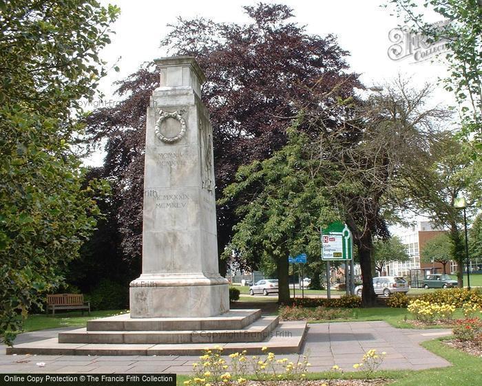 Photo of Grimsby, Cenotaph At Nuns Corner 2004