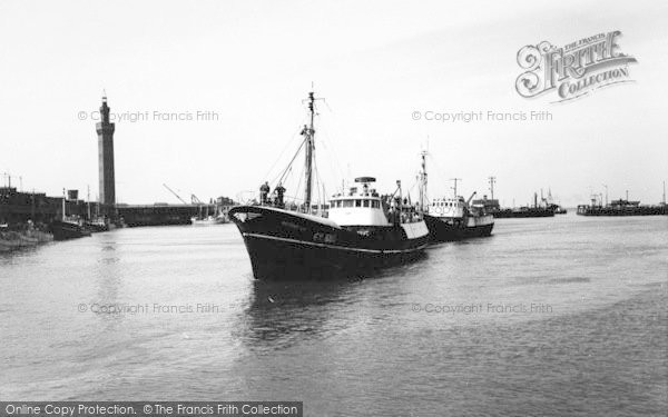 Photo of Grimsby, 'entering Port' c.1965