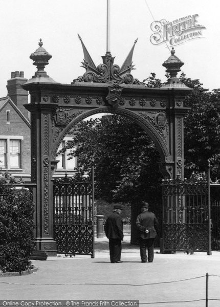 Photo of Grimsby, Entrance Gate, People's Park 1904