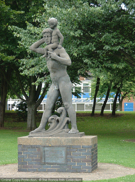 Photo of Grimsby, The Statue Of Grim And Havelok At Nuns Corner 2004