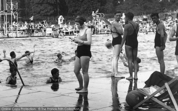 Photo of Guildford, Bathers At The Lido, Stoke Park 1933