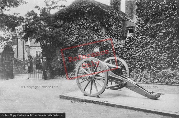 Photo of Guildford, Boer Gun And Castle Interior 1909