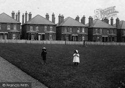 Children, Caxton Gardens 1911, Guildford