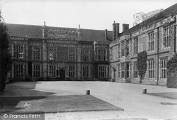 Sutton Place, Courtyard 1914, Guildford