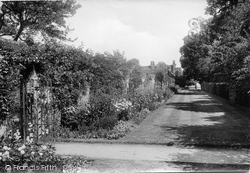 Sutton Place, Lady Weston's Walk 1914, Guildford
