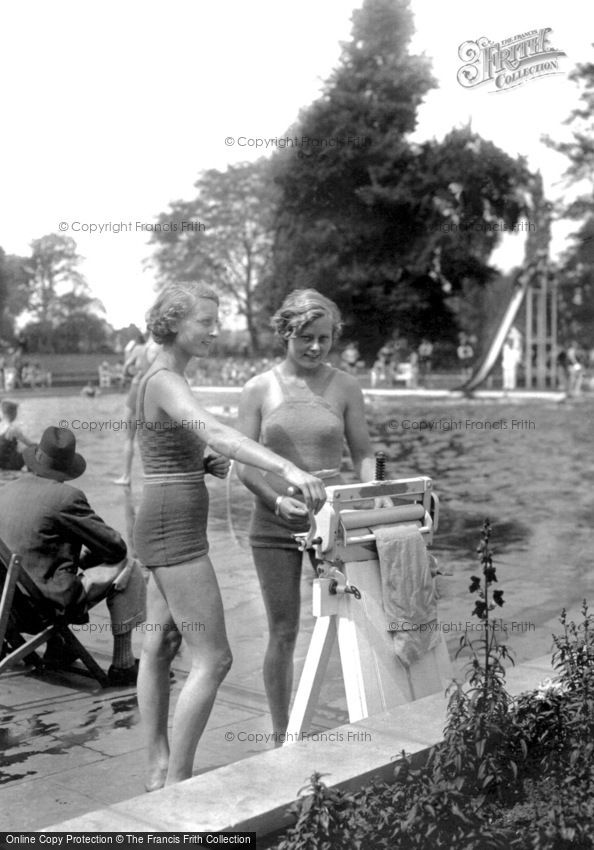 Guildford, Swimming Pool c1930
