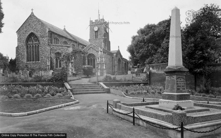 Halesworth, the Church and War Memorial c1955