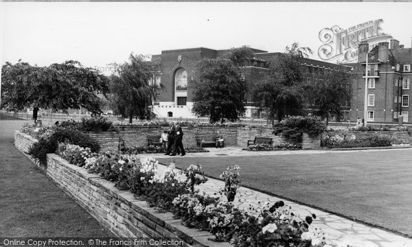 Photo of Hammersmith, Furnivall Gardens And Town Hall c.1960