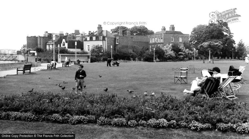Hammersmith, Furnivall Gardens c1960