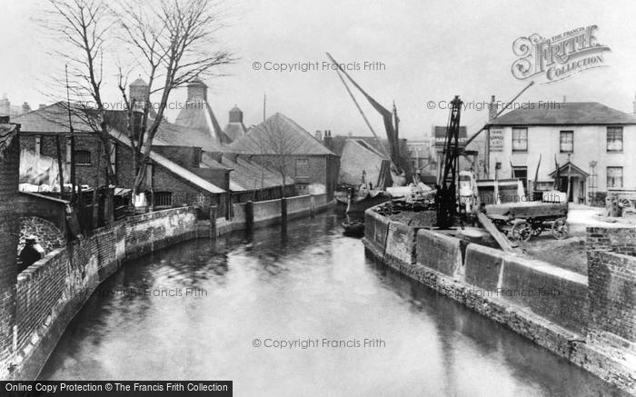 Photo of Hammersmith, The Creek, Sankey's Wharf c.1925