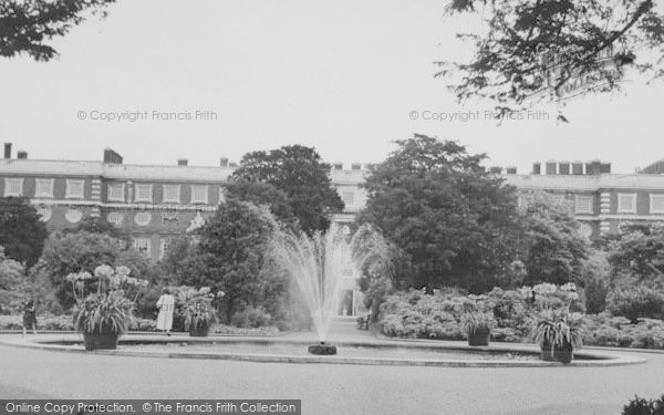 Photo of Hampton Court, c.1955