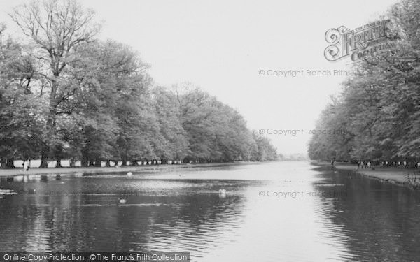 Photo of Hampton Court, c.1960