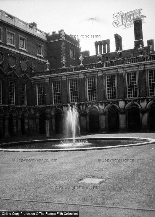 Photo of Hampton Court, Fountain Court c.1950