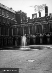 Fountain Court c.1950, Hampton Court