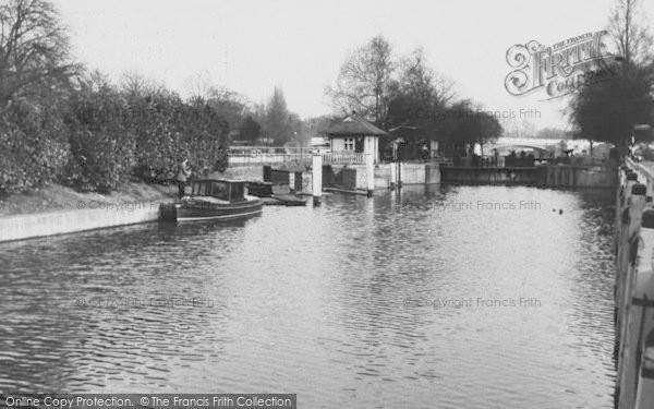 Photo of Hampton Court, Molesey Lock c.1960