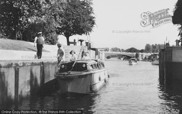 Photo of Hampton Court, Molesey Lock c.1960