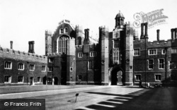 Palace, Anne Boleyn's Gateway From Base Court c.1950, Hampton Court