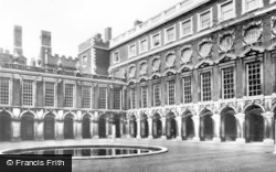 Palace, The Fountain Court c.1950, Hampton Court