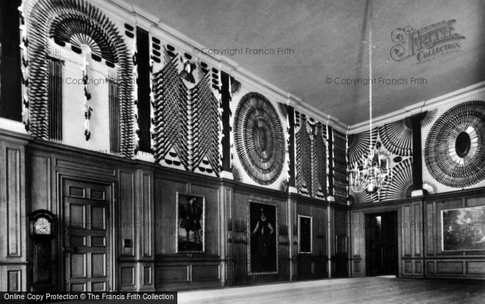 Photo of Hampton Court, Palace, The King's Guardroom c.1950