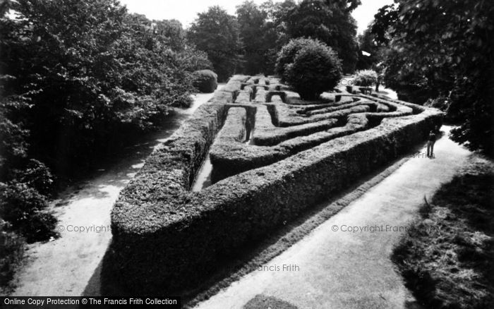 Photo of Hampton Court, Palace, The Maze c.1950