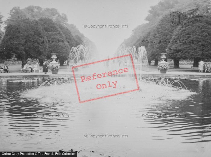 Photo of Hampton Court, The Fountain c.1937