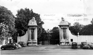The Palace, The Lion Gates c.1960, Hampton Court