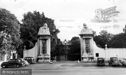 The Palace, The Lion Gates c.1960, Hampton Court